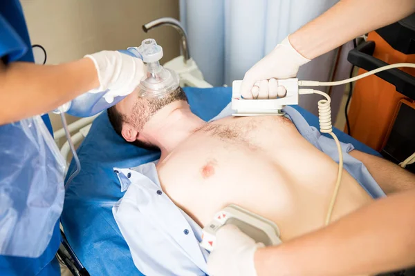 Zbliżenie Awaryjnego Zespołu Medycznego Reanimowanie Pacjenta Defibrylatora Ambu Worek Szpitalu — Zdjęcie stockowe