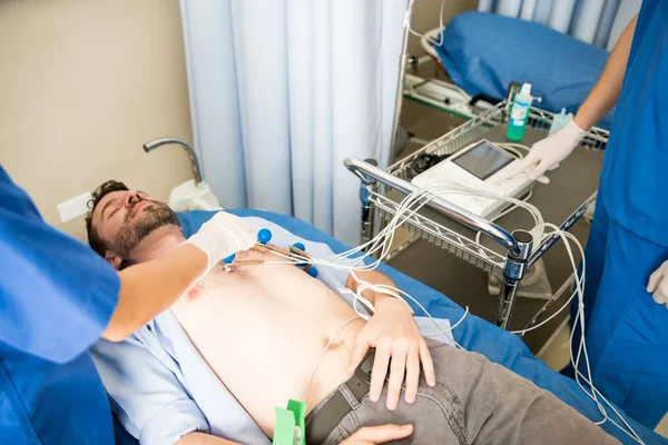 Mãos Médicos Colocando Eletrodos Ecg Peito Paciente Com Enfermeira Junto — Fotografia de Stock