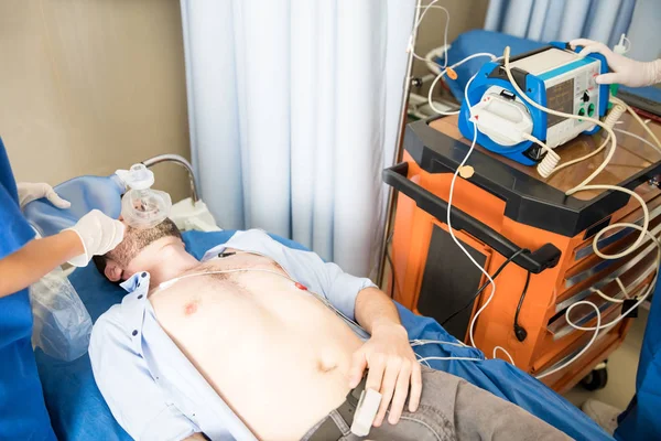 Nieprzytomny Mężczyzna Pacjenta Wentylator Szpitalu — Zdjęcie stockowe