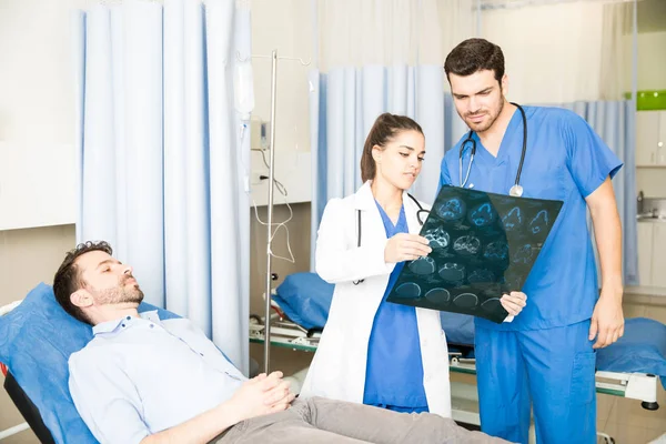 Dos Médicos Analizan Los Resultados Tomografía Computarizada Paciente Durante Visita — Foto de Stock