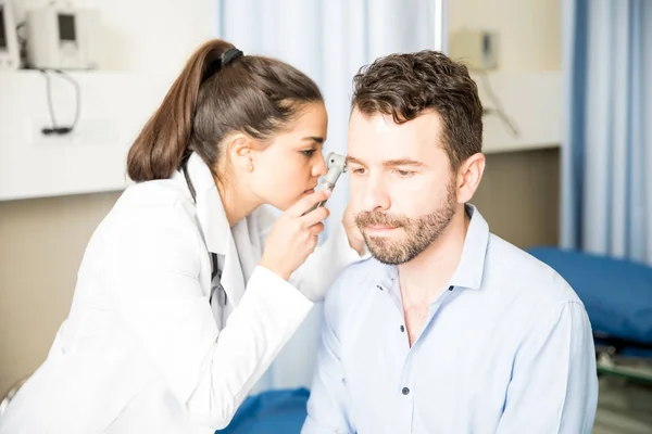 Médico Hispano Joven Usando Otoscopio Para Examinar Los Oídos Paciente — Foto de Stock