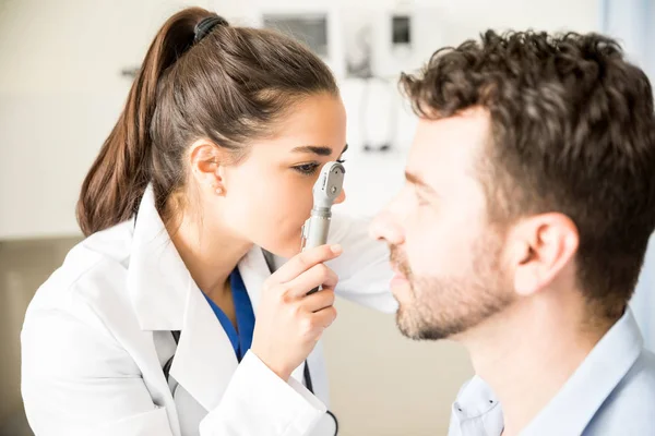 Óptico Con Otoscopio Examinar Los Ojos Del Paciente Masculino Ojo —  Fotos de Stock