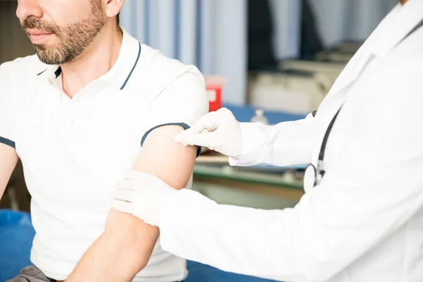 Acercamiento Mano Del Médico Femenino Frotando Alcohol Brazo Paciente Masculino — Foto de Stock