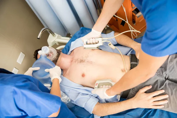 Närbild Läkare Utföra Hjärt Lungräddning Med Defibrillator Och Ambu Bag — Stockfoto