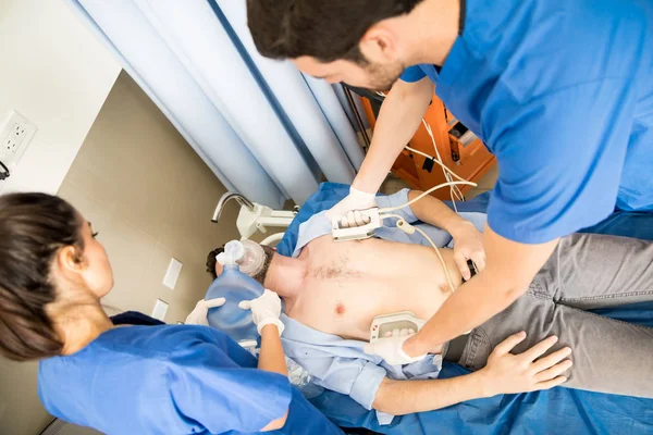 Sanitäter Team Bei Der Behandlung Eines Kritischen Patienten Der Notaufnahme — Stockfoto