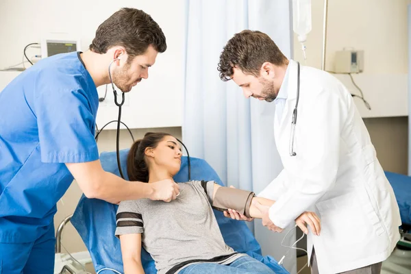 Dos Médicos Varones Revisando Latidos Cardíacos Presión Arterial Una Paciente — Foto de Stock