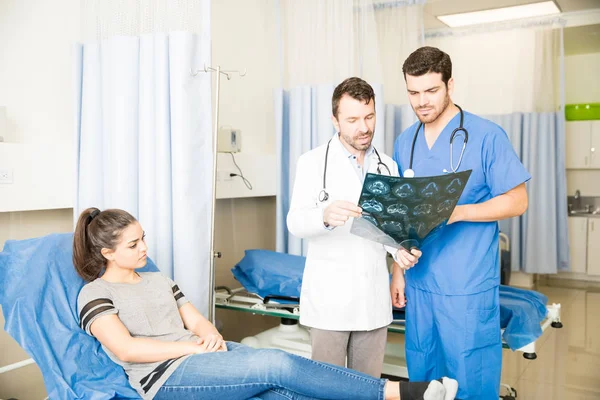 放射科医生在急诊室与女性病人上床的 Mri 扫描结果探讨 — 图库照片