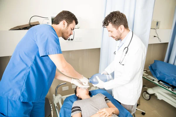 Dois Paramédicos Fazendo Uma Ressuscitação Cardiopulmonar Usando Saco Ambu Paciente — Fotografia de Stock