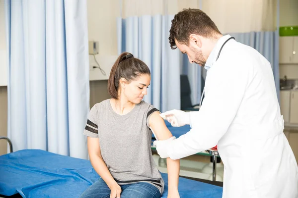 Αρσενικό Γιατρός Οινόπνευμα Χέρι Ένα Θηλυκό Ασθενούς Πριν Δίνοντας Της — Φωτογραφία Αρχείου