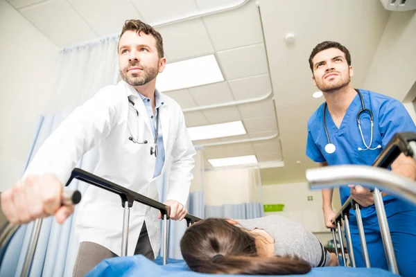 Two Doctors Moving Critical Female Patient Operating Room Stretcher — Stock Photo, Image