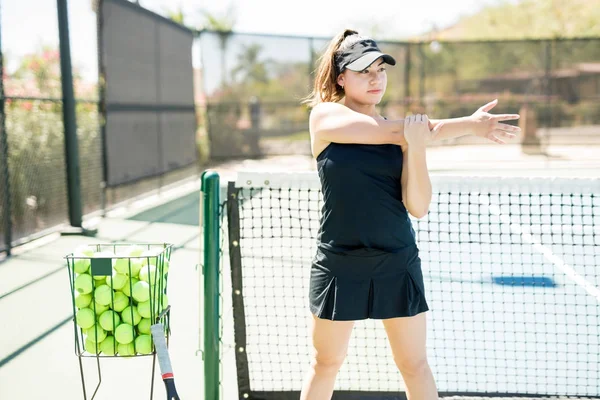 美丽的西班牙网球运动员做热身运动 在网球场训练前伸展双臂 — 图库照片