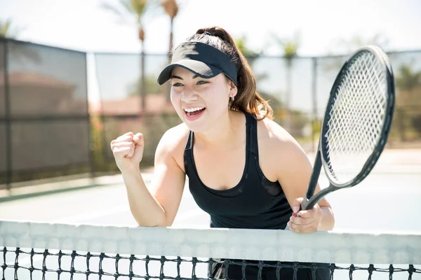 Söt Ung Spansktalande Tennisspelare Årsåldern Reagerar Efter Att Vunnit Punkt — Stockfoto