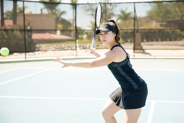 Professionelle Junge Hispanische Tennisspielerin Bereitet Sich Auf Einen Vorhand Schuss — Stockfoto