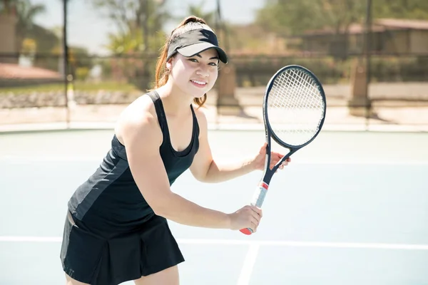 Porträt Einer Schönen Professionellen Tennisspielerin Bei Einem Match Auf Einem — Stockfoto