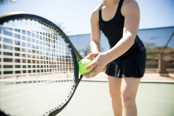 关闭一个年轻女子准备打网球 在比赛中发球球 — 图库照片