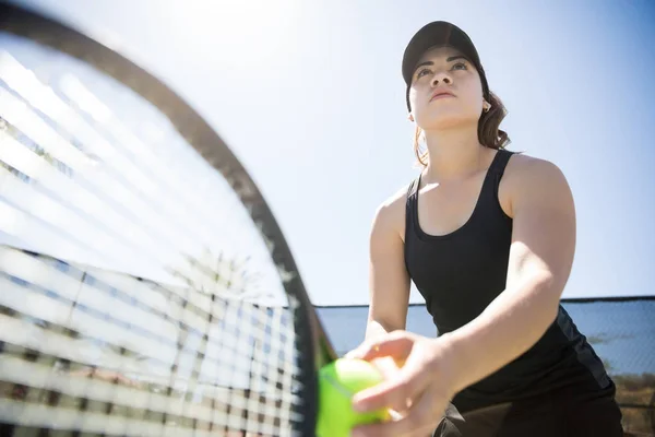 Zeker Jonge Spaanse Vrouwelijke Speler Portie Tennisbal Buitenshuis Tennisbaan — Stockfoto