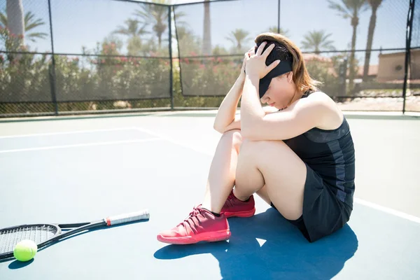 Jogadora Tênis Feminina Perturbada Sentada Quadra Com Mão Cabeça Depois — Fotografia de Stock