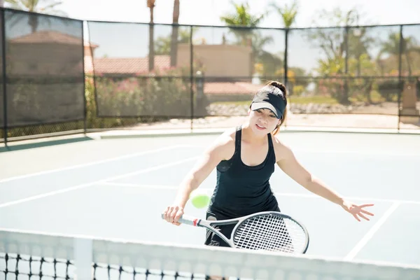 漂亮的年轻西班牙裔女子网球运动员在球场上玩游戏 — 图库照片