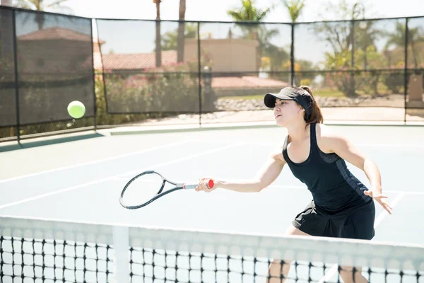 Belle Jeune Joueuse Hispanique Frappant Balle Tennis Sur Court Entraînant — Photo