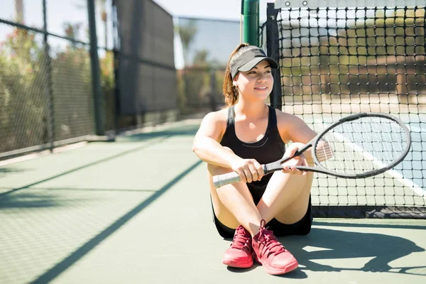 Hermosa Jugadora Tenis Hispana Sentada Relajada Pista Tenis Después Del — Foto de Stock