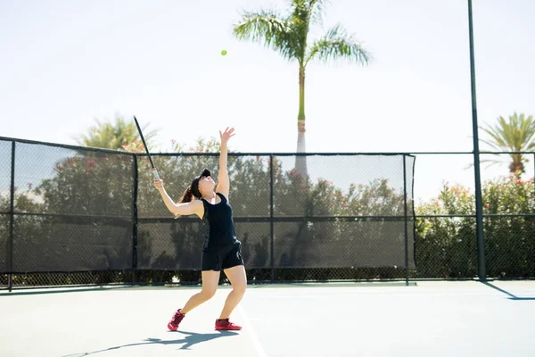 Nuori Latino Nainen Tennispelaaja Seisoo Perusviiva Heittää Palloa Aikeissa Palvelin — kuvapankkivalokuva