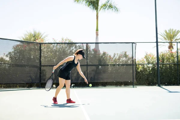 Tennisspieler Der Der Grundlinie Steht Und Den Ball Abprallen Lässt — Stockfoto