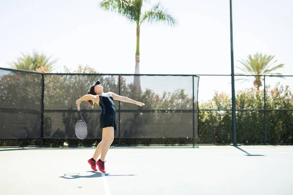 Tennisprofi Beim Ballwurf Und Kurz Davor Den Ball Auf Den — Stockfoto