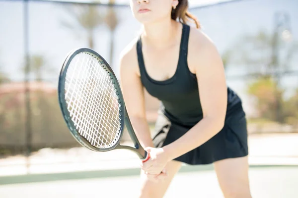 女子テニス プレーヤーのトレーニング中に屋外裁判所のサーブに直面する読み取りの手でラケットのクローズ アップ — ストック写真