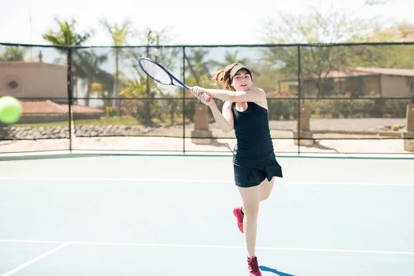 Latijnse Tennisspeelster Raken Van Bal Met Een Backhand Opleiding Hard — Stockfoto