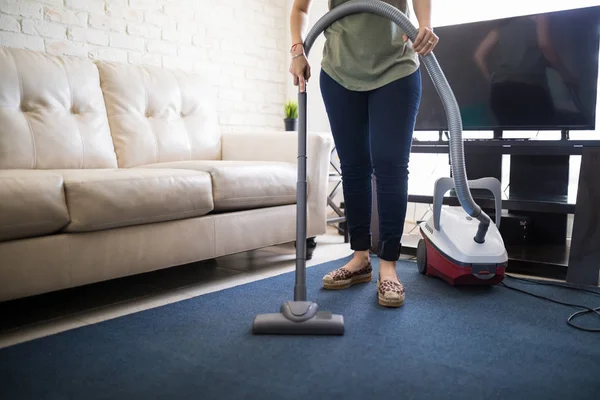 Nahaufnahme Von Händen Und Beinen Einer Frau Mit Staubsauger Wohnzimmerteppichstaub — Stockfoto