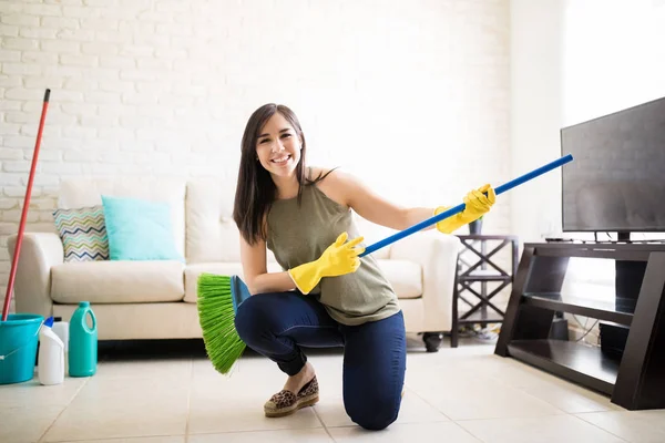 Aantrekkelijke Vrouw Met Behulp Van Bezem Als Gitaar — Stockfoto