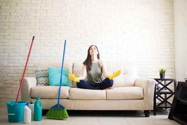 Junge Hausfrau Baut Stress Indem Sie Auf Dem Sofa Meditiert — Stockfoto