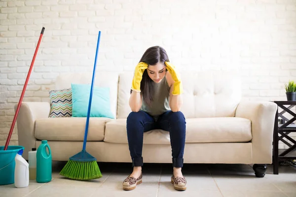 Jonge Huisvrouw Lijden Aan Hoofdpijn Het Schoonmaken Van Woonkamer — Stockfoto