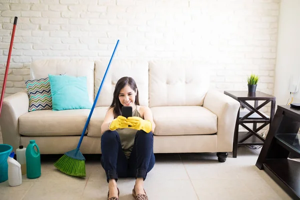 Hausfrau Sitzt Auf Dem Boden Und Telefoniert — Stockfoto