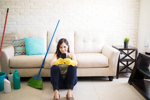 Huisvrouw Zittend Vloer Het Gebruik Van Telefoon — Stockfoto