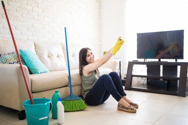 Niedlich Und Entzückend Hausmädchen Selfie Nach Der Fertigstellung Hausarbeiten Wohnzimmer — Stockfoto