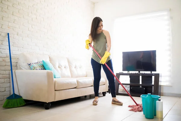 Glückliche Junge Frau Putzt Fußboden Mit Mopp Wohnzimmer — Stockfoto