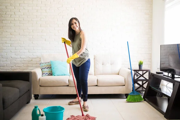 可爱的主妇爱清洁扫地地板使用拖把和地板清洁器在生活区 — 图库照片
