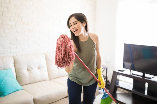 Speelse Vrouw Zingen Met Mop Tijdens Het Schoonmaken Van Huis — Stockfoto