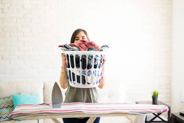 Hausfrau Deckt Gesicht Mit Schwerem Wäschekorb Und Hält Sich Über — Stockfoto