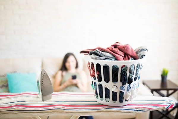 Wäschekorb Mit Bügeleisen Auf Bügeltisch Und Frau Auf Verschwommenem Hintergrund — Stockfoto