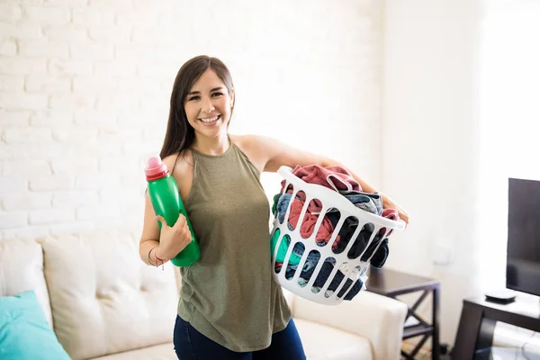 Entzückende Und Lächelnde Frau Die Mit Kleidung Korb Steht Und — Stockfoto