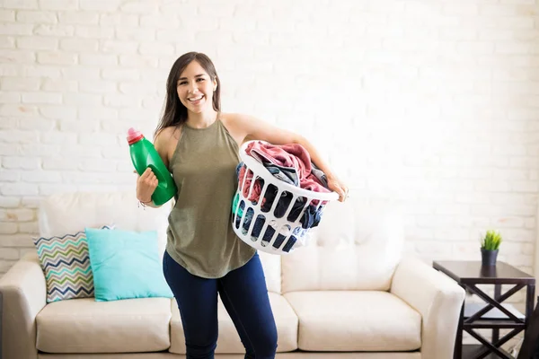 Vooraanzicht Van Jonge Vrolijke Huisvrouw Houden Mand Met Vuile Kleren — Stockfoto