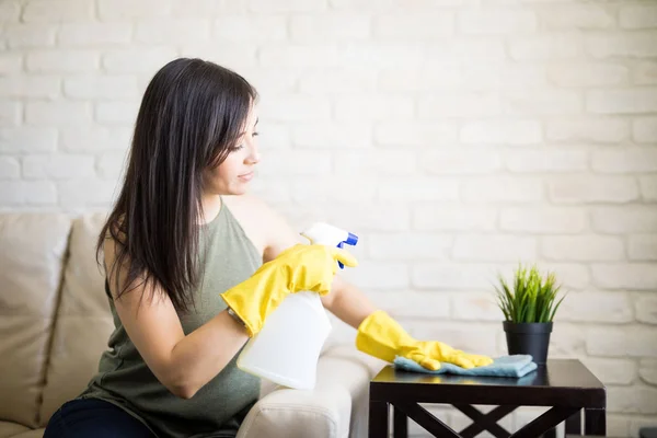 Spaanse Vrouw Schoonmaken Tabel Met Reinigingsmiddel Doek Huiskamer — Stockfoto