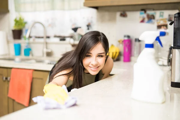 Fechar Sorrir Jovem Dona Casa Limpeza Sujo Cozinha Contador Com — Fotografia de Stock