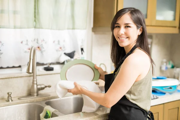 Schöne Frau Steht Der Küche Und Wischt Trockenen Teller Mit — Stockfoto