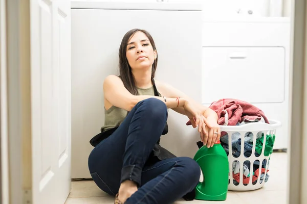 Ibu Rumah Tangga Merasa Gelisah Duduk Ruang Cuci Dengan Dukungan — Stok Foto