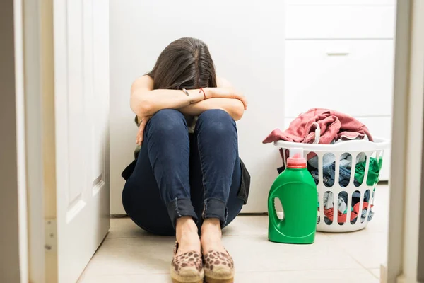 Mujer Joven Trastornada Sintiéndose Frustrada Sentada Piso Lavandería — Foto de Stock