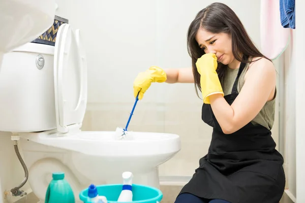 Mujer Joven Cubriendo Nariz Para Evitar Mal Olor Mientras Limpia — Foto de Stock