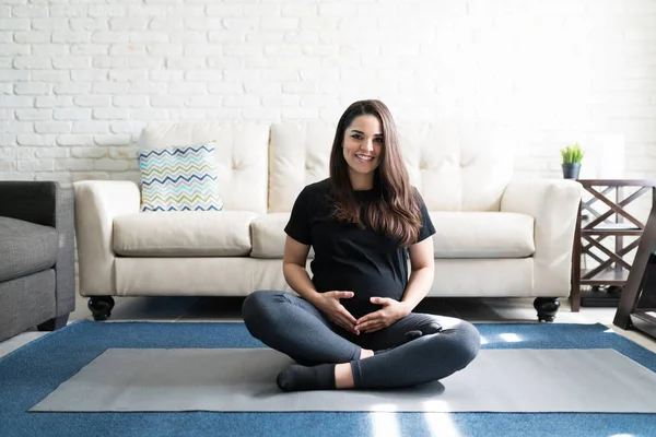 Πορτρέτο Του Χαμογελαστού Όμορφη Έγκυος Γυναίκα Κάθεται Στο Στρώμα Άσκησης — Φωτογραφία Αρχείου